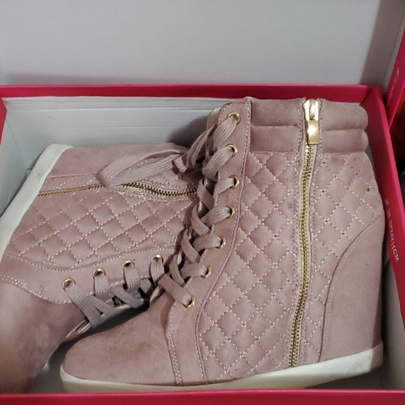 Shoes - Picture 4 of 10